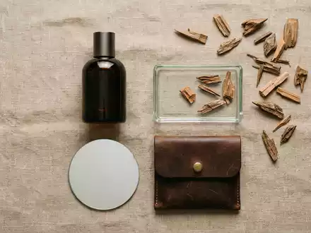 Flatlay-Arrangement rund um Herrenparfüm zum Thema Montblanc Legend, ISIN FR0004024222, weiches Oberlicht - Foto: THN