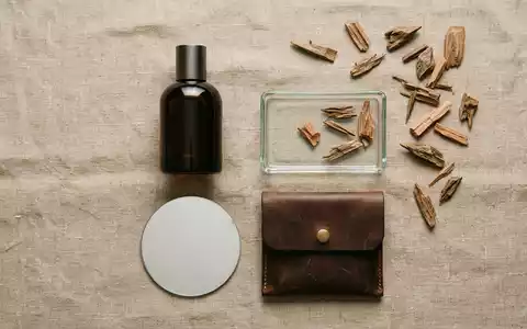 Flatlay-Arrangement rund um Herrenparfüm zum Thema Montblanc Legend, ISIN FR0004024222, weiches Oberlicht - Foto: THN