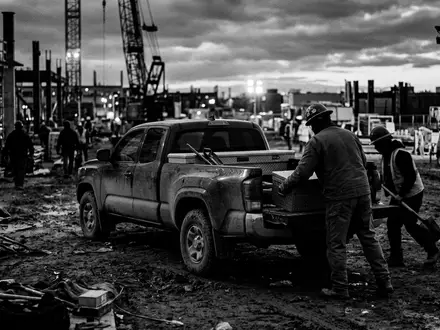 Schwarzweiss-Reportage mit Pick-up zum Thema Isuzu D-Max, ISIN JP3143600009, hoher Kontrast, sachlich dargestellt - Foto: THN