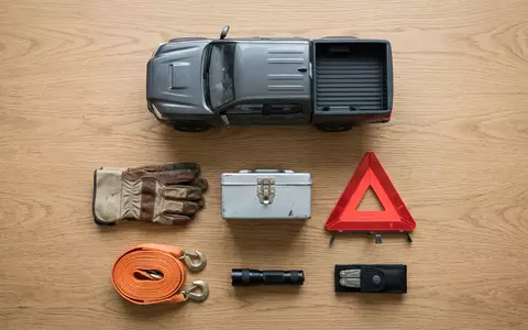 Flatlay-Arrangement rund um Pick-up zum Thema Isuzu D-Max, ISIN JP3143600009, weiches Oberlicht - Foto: THN