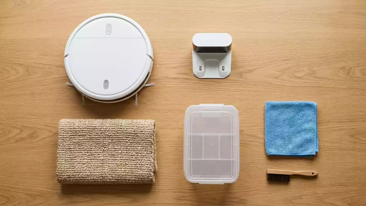 Flatlay-Arrangement rund um Saugroboter mit passenden Requisiten von oben, neutral
