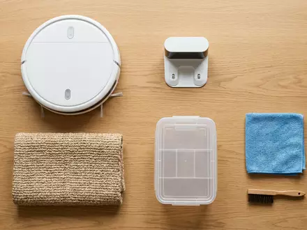 Flatlay-Arrangement rund um Saugroboter zum Thema Roomba Saugroboter, ISIN US4627261005, weiches Oberlicht - Foto: THN