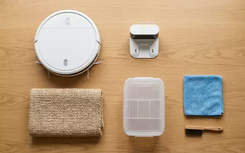 Flatlay-Arrangement rund um Saugroboter zum Thema Roomba Saugroboter, ISIN US4627261005, weiches Oberlicht - Foto: THN