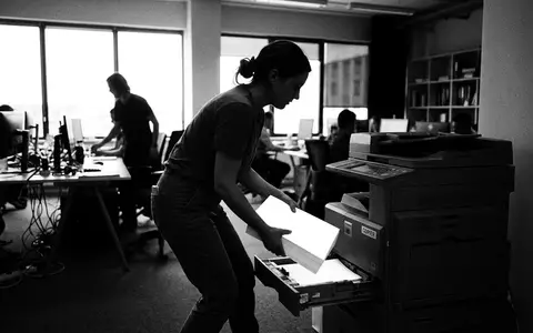 Schwarzweiss-Reportage mit Kopierpapier zum Thema HP Papier, ISIN US4601461035, hoher Kontrast, sachlich dargestellt - Foto: THN