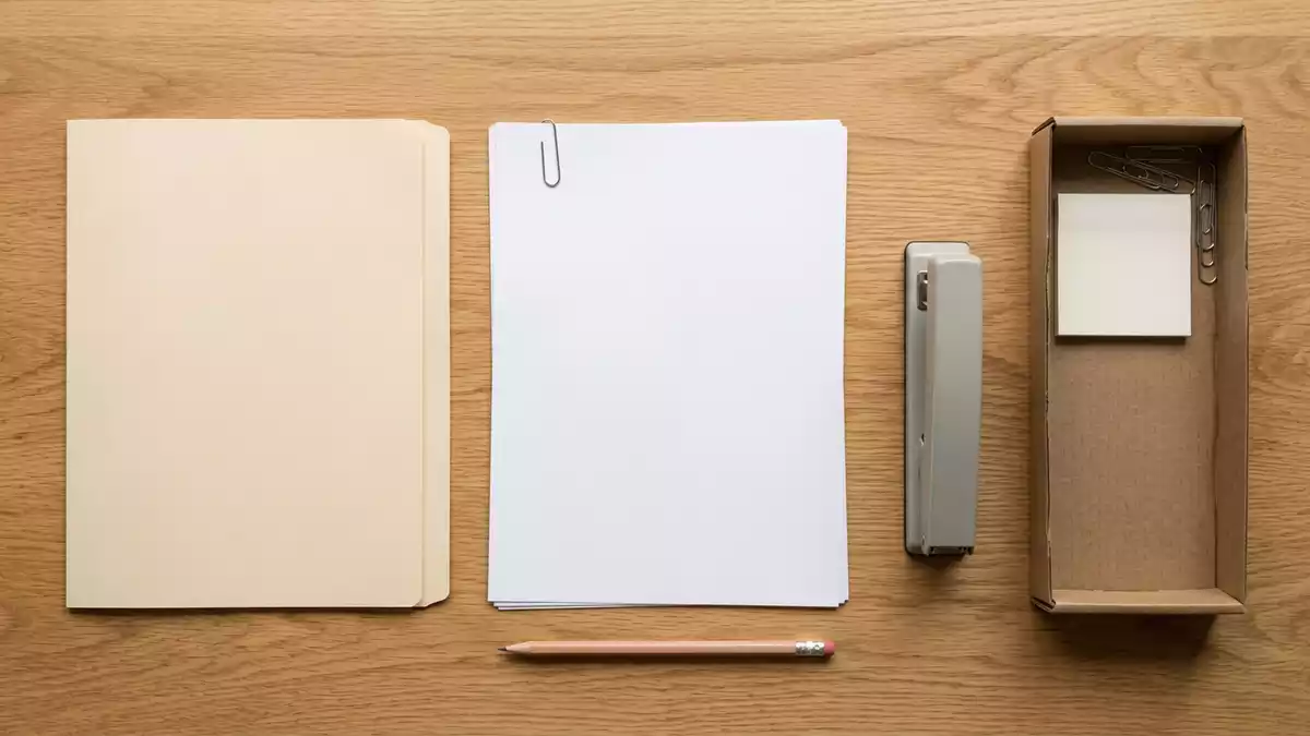 Flatlay-Arrangement rund um Kopierpapier mit passenden Requisiten von oben, neutral