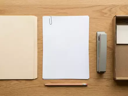 Flatlay-Arrangement rund um Kopierpapier zum Thema HP Papier, ISIN US4601461035, weiches Oberlicht - Foto: THN