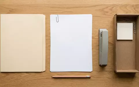 Flatlay-Arrangement rund um Kopierpapier zum Thema HP Papier, ISIN US4601461035, weiches Oberlicht - Foto: THN