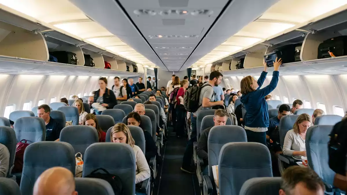 Fotorealistische Ansicht von Passagierflugzeug auf Flugreisen in realer Umgebung