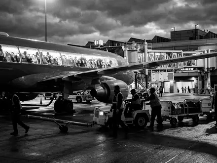 Schwarzweiss-Reportage mit Passagierflugzeug zum Thema British Airways Flug, ISIN GB00B128C026, hoher Kontrast - Foto: THN