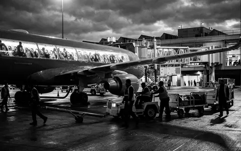 Schwarzweiss-Reportage mit Passagierflugzeug zum Thema British Airways Flug, ISIN GB00B128C026, hoher Kontrast - Foto: THN