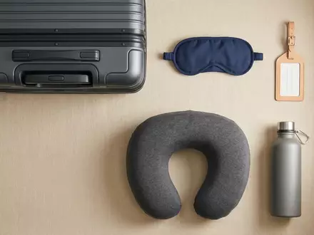 Flatlay-Arrangement rund um Passagierflugzeug zum Thema British Airways Flug, ISIN GB00B128C026, weiches Oberlicht - Foto: THN