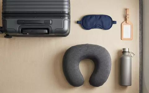 Flatlay-Arrangement rund um Passagierflugzeug zum Thema British Airways Flug, ISIN GB00B128C026, weiches Oberlicht - Foto: THN