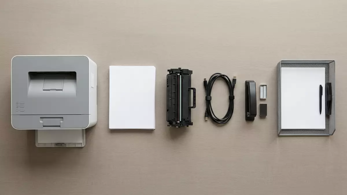 Flatlay-Arrangement rund um Bürodrucker mit passenden Requisiten von oben, neutral