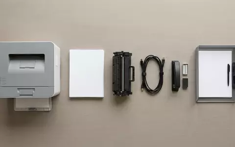 Flatlay-Arrangement rund um Bürodrucker zum Thema Konica Minolta Bizhub, ISIN JP3300600008, weiches Oberlicht - Foto: THN