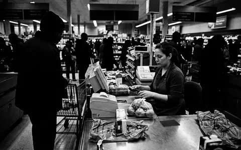 Schwarzweiss-Reportage mit Kundenkarte zum Thema Albert Heijn Bonuskaart, ISIN NL0011794037, hoher Kontrast - Foto: THN