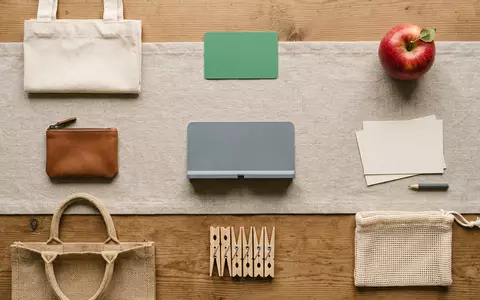 Flatlay-Arrangement rund um Kundenkarte zum Thema Albert Heijn Bonuskaart, ISIN NL0011794037, weiches Oberlicht - Foto: THN
