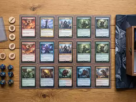 Flatlay-Arrangement rund um Sammelkarten zum Thema Yu-Gi-Oh! Karten, ISIN JP3300200007, weiches Oberlicht - Foto: THN