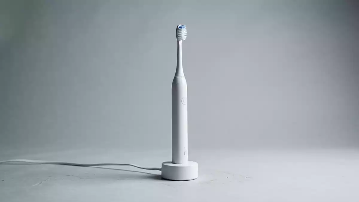Fotorealistische Studioansicht von Elektrozahnbürste in neutraler Produktdarstellung