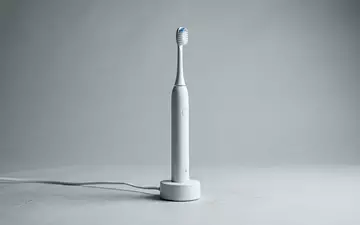 Fotorealistische Studioaufnahme von Elektrozahnbürste zum Thema Philips Sonicare Zahnbürste, ISIN NL0000009538, klare Lichtfuehrung - Foto: THN