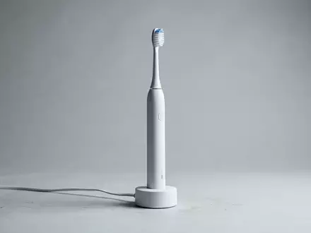 Fotorealistische Studioaufnahme von Elektrozahnbürste zum Thema Philips Sonicare Zahnbürste, ISIN NL0000009538, klare Lichtfuehrung - Foto: THN