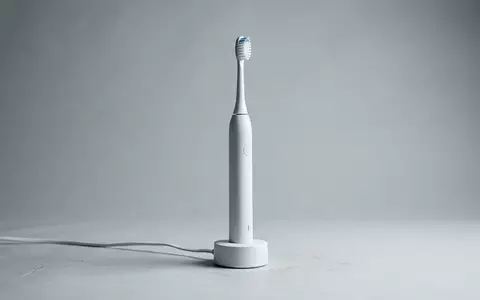 Fotorealistische Studioaufnahme von Elektrozahnbürste zum Thema Philips Sonicare Zahnbürste, ISIN NL0000009538, klare Lichtfuehrung - Foto: THN