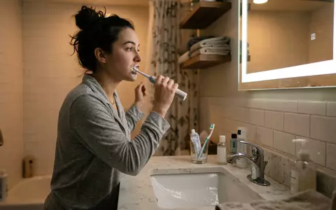 Fotorealistische Aufnahme von Elektrozahnbürste im Badezimmer zum Thema Philips Sonicare Zahnbürste, ISIN NL0000009538, natuerliches Licht - Foto: THN