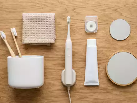 Flatlay-Arrangement rund um Elektrozahnbürste zum Thema Philips Sonicare Zahnbürste, ISIN NL0000009538, weiches Oberlicht - Foto: THN