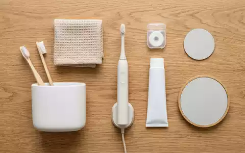 Flatlay-Arrangement rund um Elektrozahnbürste zum Thema Philips Sonicare Zahnbürste, ISIN NL0000009538, weiches Oberlicht - Foto: THN