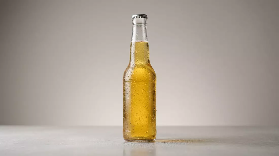 Fotorealistische Studioansicht von Lagerbier in neutraler Produktdarstellung, neutral