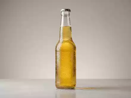 Fotorealistische Studioaufnahme von Lagerbier zum Thema Heineken Bier, ISIN NL0000009165, klare Lichtfuehrung - Foto: THN