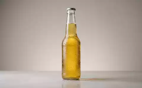 Fotorealistische Studioaufnahme von Lagerbier zum Thema Heineken Bier, ISIN NL0000009165, klare Lichtfuehrung - Foto: THN