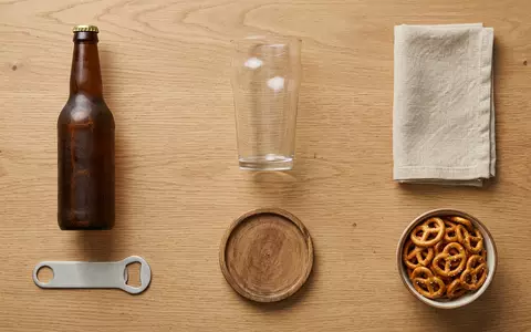 Flatlay-Arrangement rund um Lagerbier zum Thema Heineken Bier, ISIN NL0000009165, weiches Oberlicht - Foto: THN