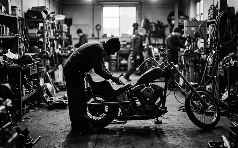 Schwarzweiss-Reportage mit Cruiser-Motorrad zum Thema Harley-Davidson Sportster, ISIN US4128221086, hoher Kontrast, sachlich dargestellt - Foto: THN