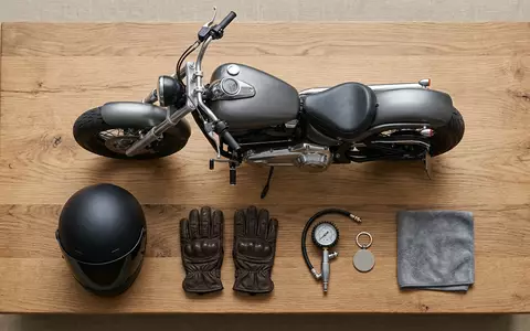 Flatlay-Arrangement rund um Cruiser-Motorrad zum Thema Harley-Davidson Sportster, ISIN US4128221086, weiches Oberlicht - Foto: THN
