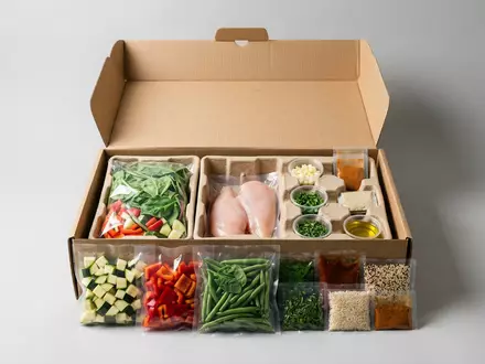 Fotorealistische Studioaufnahme von Kochbox zum Thema HelloFresh Kochbox, ISIN DE000HF25536, klare Lichtfuehrung - Foto: THN