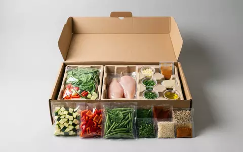 Fotorealistische Studioaufnahme von Kochbox zum Thema HelloFresh Kochbox, ISIN DE000HF25536, klare Lichtfuehrung - Foto: THN