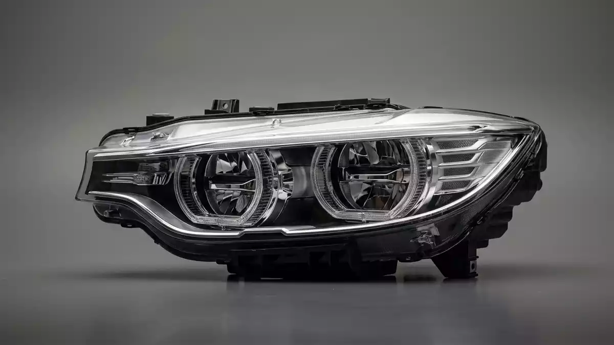 Fotorealistische Studioansicht von Autoscheinwerfer in neutraler Produktdarstellung