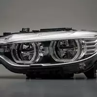 Fotorealistische Studioaufnahme von Autoscheinwerfer zum Thema Hella Scheinwerfer, ISIN DE000A13SX22, klare Lichtfuehrung - Foto: THN