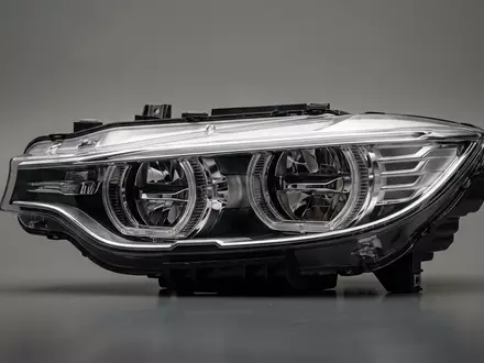 Fotorealistische Studioaufnahme von Autoscheinwerfer zum Thema Hella Scheinwerfer, ISIN DE000A13SX22, klare Lichtfuehrung - Foto: THN