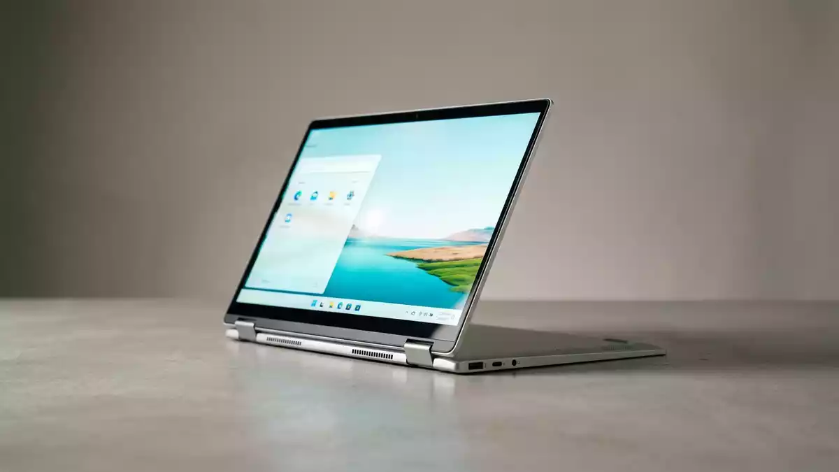 Fotorealistische Studioansicht von Convertible-Laptop in neutraler Produktdarstellung