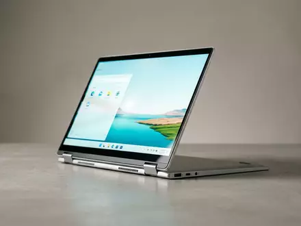 Fotorealistische Studioaufnahme von Convertible-Laptop zum Thema HP Spectre x360, ISIN US40434L1052, klare Lichtfuehrung - Foto: THN