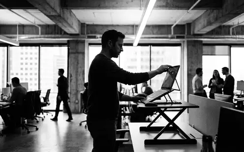 Schwarzweiss-Reportage mit Convertible-Laptop zum Thema HP Spectre x360, ISIN US40434L1052, hoher Kontrast - Foto: THN