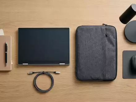 Flatlay-Arrangement rund um Convertible-Laptop zum Thema HP Spectre x360, ISIN US40434L1052, weiches Oberlicht - Foto: THN