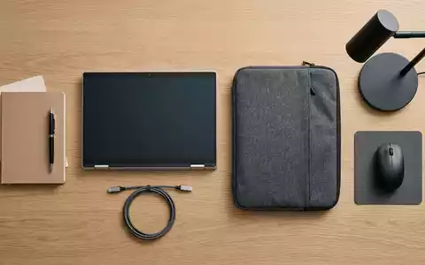 Flatlay-Arrangement rund um Convertible-Laptop zum Thema HP Spectre x360, ISIN US40434L1052, weiches Oberlicht - Foto: THN