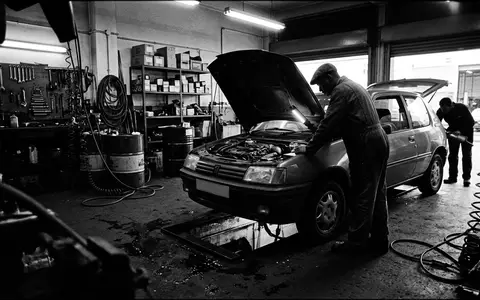 Schwarzweiss-Reportage mit Kompaktwagen zum Thema Honda Civic, ISIN JP3854600008, hoher Kontrast, sachlich dargestellt - Foto: THN