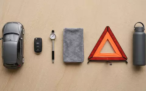 Flatlay-Arrangement rund um Kompaktwagen zum Thema Honda Civic, ISIN JP3854600008, weiches Oberlicht - Foto: THN