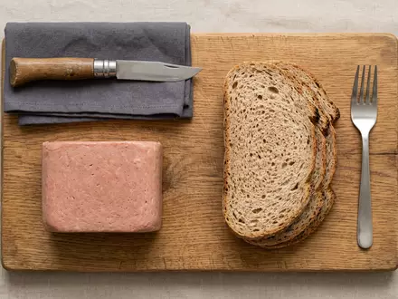 Flatlay-Arrangement rund um Dosenfleisch zum Thema Spam Dosenfleisch, ISIN US4404521001, weiches Oberlicht - Foto: THN