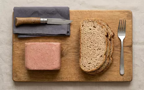 Flatlay-Arrangement rund um Dosenfleisch zum Thema Spam Dosenfleisch, ISIN US4404521001, weiches Oberlicht - Foto: THN