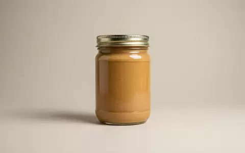 Fotorealistische Studioaufnahme von Erdnussbutter zum Thema Skippy Peanut Butter, ISIN US5650261071, klare Lichtfuehrung - Foto: THN