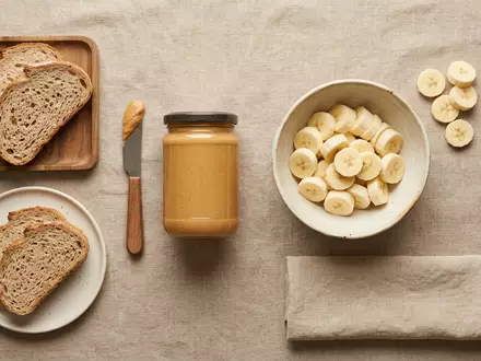 Flatlay-Arrangement rund um Erdnussbutter zum Thema Skippy Peanut Butter, ISIN US5650261071, weiches Oberlicht - Foto: THN